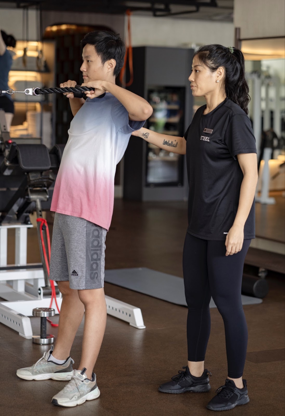 Coach STEEL hướng dẫn và giám sát trẻ tập luyện an toàn